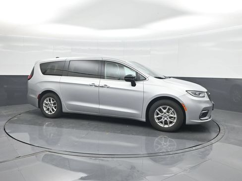 Used 2024 Chrysler Pacifica Touring-L FWD image 11