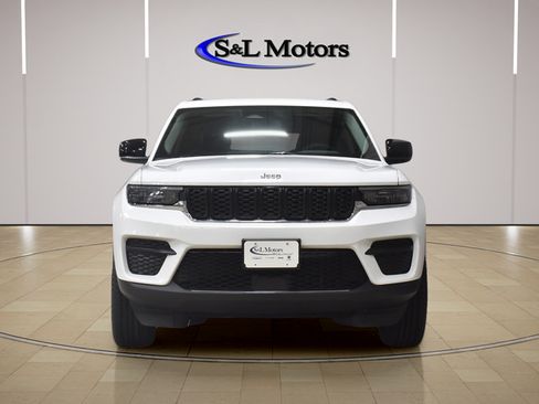 Used 2023 Jeep Grand Cherokee Laredo AWD/4WD image 2