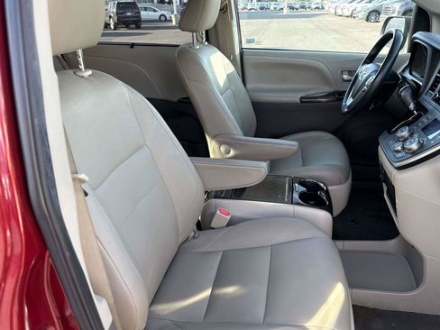 Used 2020 Toyota Sienna XLE FWD image 17