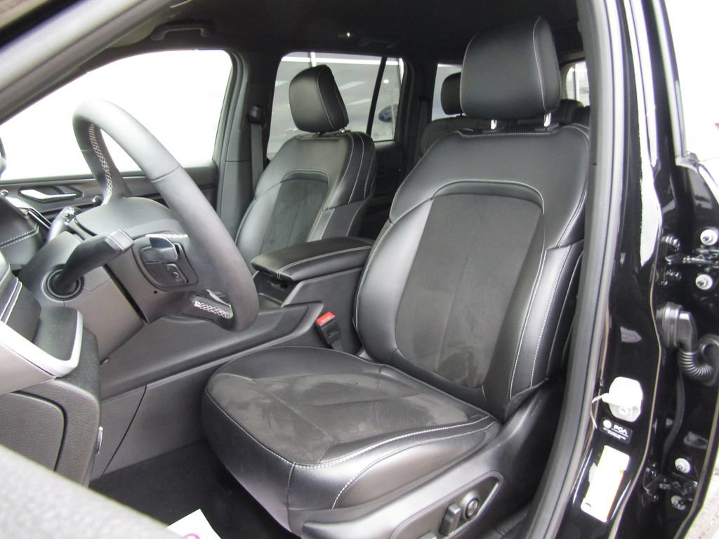 Used 2025 Jeep Grand Cherokee Altitude AWD/4WD image 19