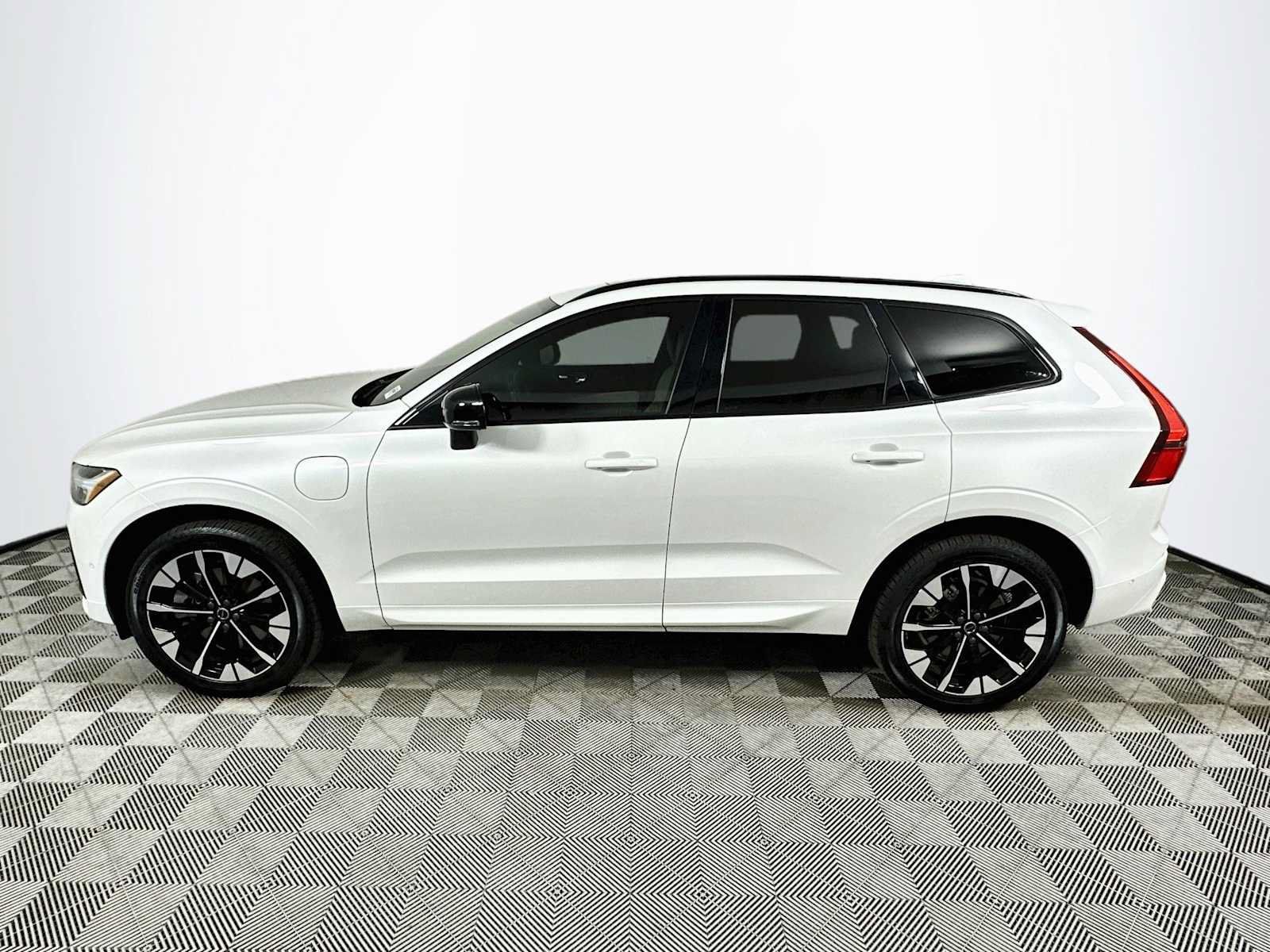 Used 2026 Volvo XC60 T8 Plus w/ Protection Package Premier AWD/4WD image 4