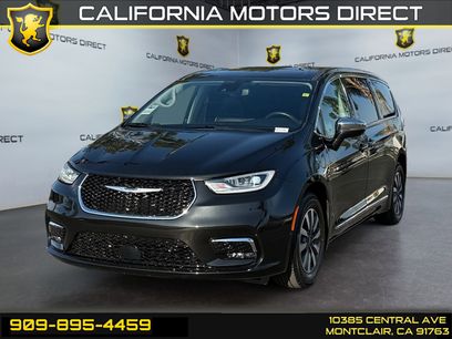 Used 2022 Chrysler Pacifica Limited w/ Uconnect Theater Family Group