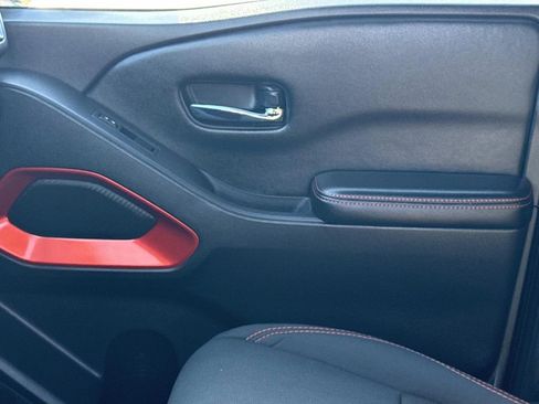 Used 2025 Nissan Frontier PRO-4X image 24