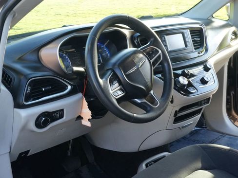 Used 2017 Chrysler Pacifica LX image 2