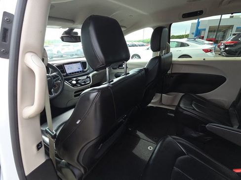 Used 2023 Chrysler Pacifica Touring-L FWD image 26