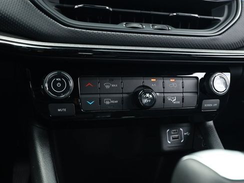 New 2026 Jeep Compass Latitude AWD/4WD image 18