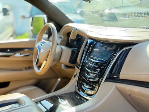Used 2018 Cadillac Escalade ESV Platinum AWD/4WD image 29