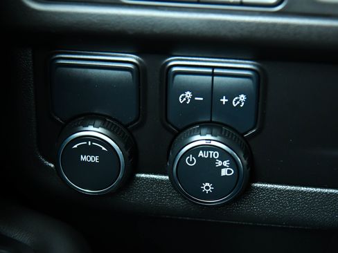 Used 2024 Chevrolet Suburban LT image 37