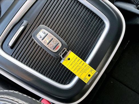 Used 2024 Chrysler Pacifica Touring-L image 33