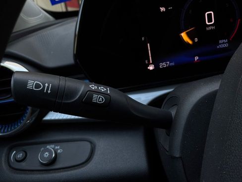 Used 2025 Chevrolet Trax LT FWD image 34