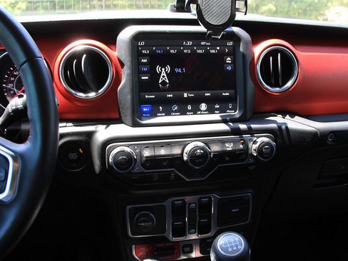 Used 2018 Jeep Wrangler Unlimited Rubicon AWD/4WD image 28