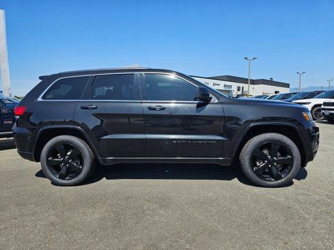 Used 2015 Jeep Grand Cherokee Laredo w/ Security & Convenience Group AWD/4WD image 2