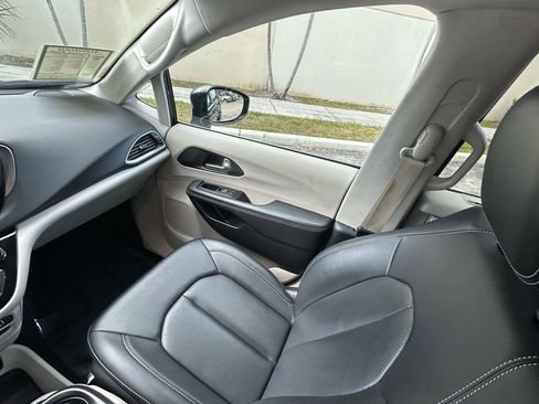 Used 2024 Chrysler Pacifica Touring-L image 11