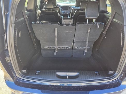 Used 2025 Chrysler Pacifica Limited image 10