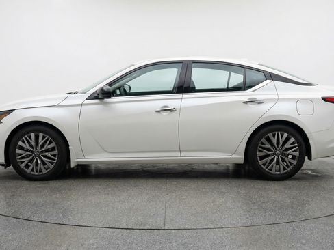 Used 2025 Nissan Altima 2.5 SV FWD image 5