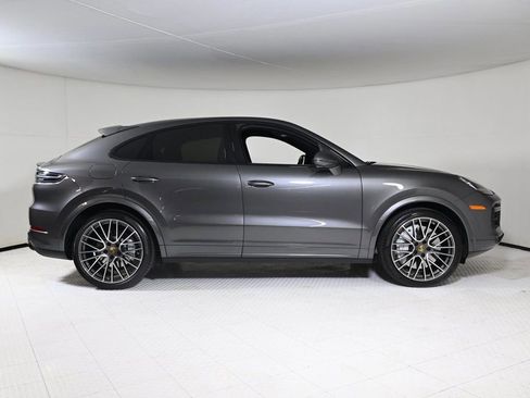 Used 2022 Porsche Cayenne Turbo image 8
