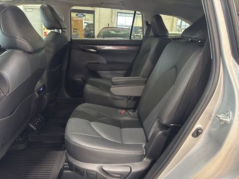 Used 2020 Toyota Highlander Limited image 10