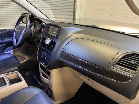 Used 2016 Chrysler Town & Country Touring FWD image 33