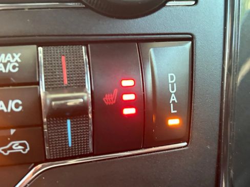 Used 2018 Ford Explorer XLT w/ Equipment Group 202A AWD/4WD image 27