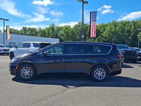 Used 2024 Chrysler Pacifica Touring-L FWD image 4