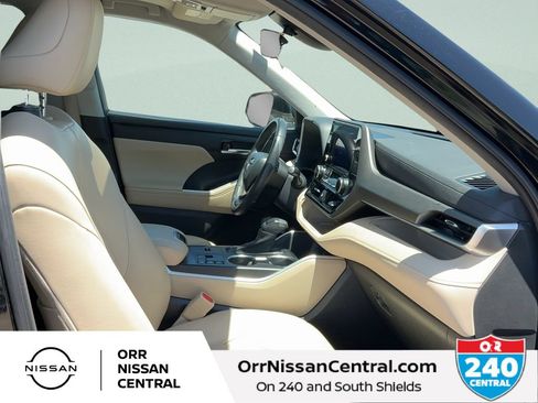Used 2023 Toyota Highlander XLE AWD/4WD image 11