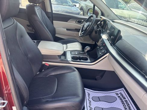 Used 2023 Kia Carnival LX FWD image 37