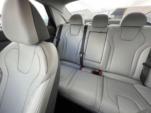 Used 2025 Hyundai Elantra Limited image 39