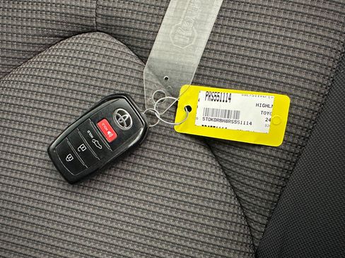 Used 2024 Toyota Highlander LE image 29