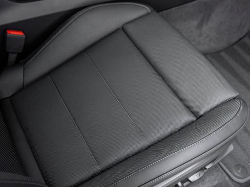 Certified 2025 Porsche Macan Electric image 38