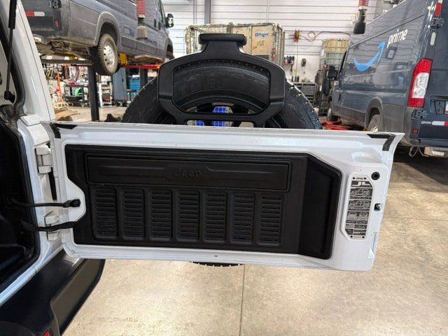 Used 2022 Jeep Wrangler Unlimited Sahara AWD/4WD image 25
