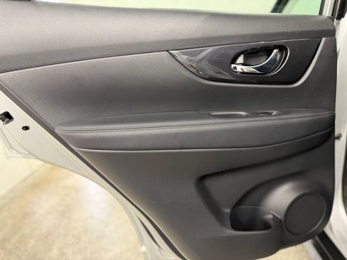 Used 2018 Nissan Rogue SV image 35