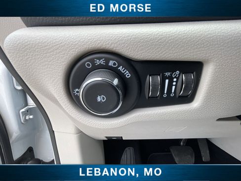 Used 2023 Chrysler Pacifica Touring-L FWD image 17