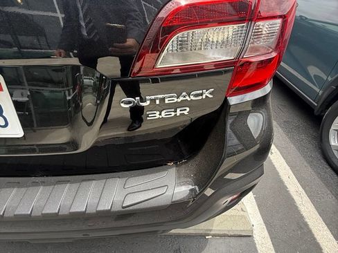 Used 2018 Subaru Outback 3.6R Limited AWD/4WD image 15