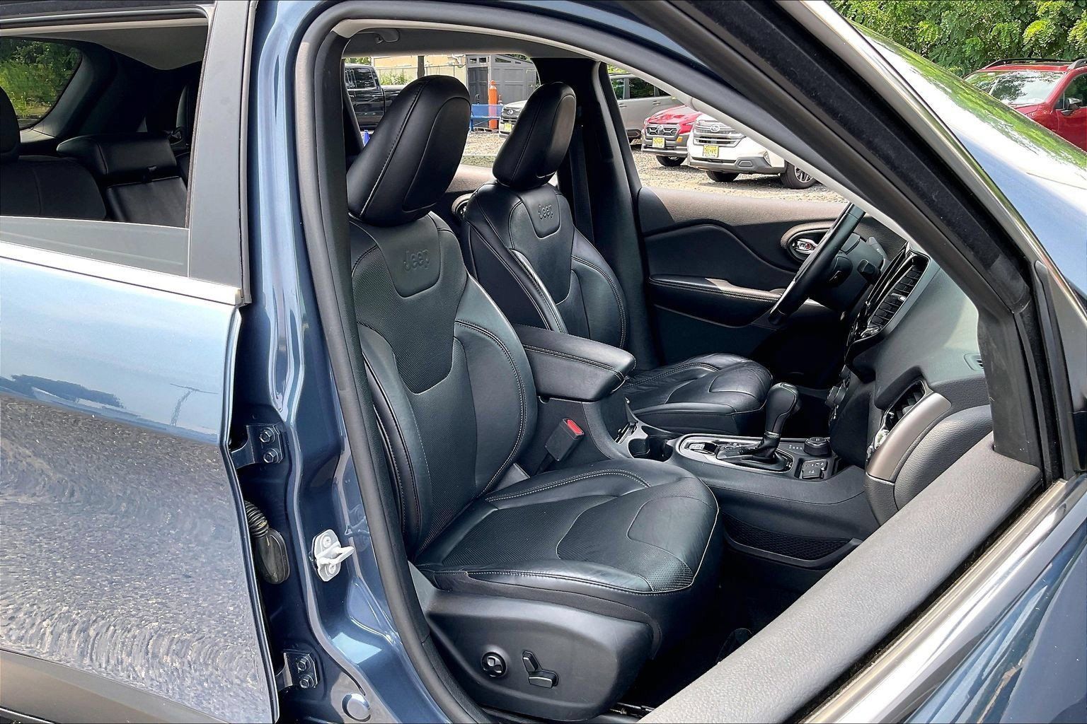 Used 2019 Jeep Cherokee Limited AWD/4WD image 7