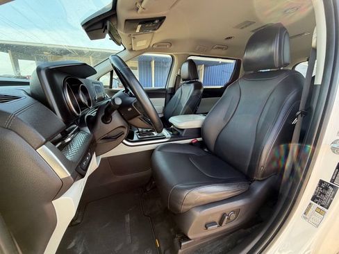 Used 2022 Kia Carnival LX FWD image 9