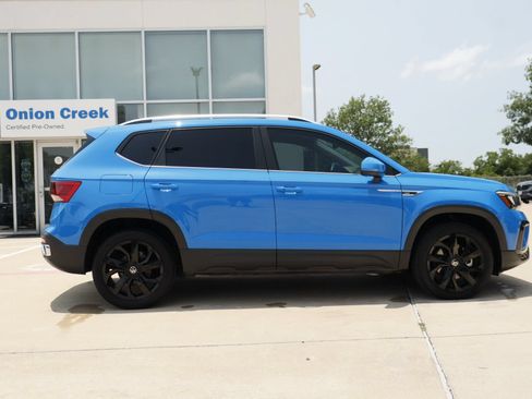 Certified 2023 Volkswagen Taos SE w/ Panoramic Sunroof Package FWD image 4