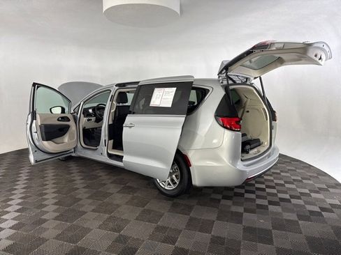 Used 2024 Chrysler Pacifica Touring-L image 16