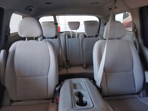 Used 2019 Kia Sedona LX FWD image 17