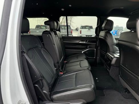 Used 2024 Jeep Wagoneer L Series II w/ Flexible Seating Group image 18