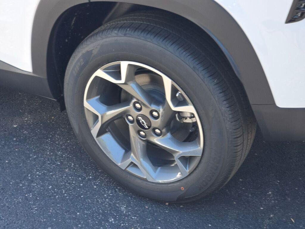Used 2026 Chevrolet Trax LT w/ LT Convenience Package FWD image 19