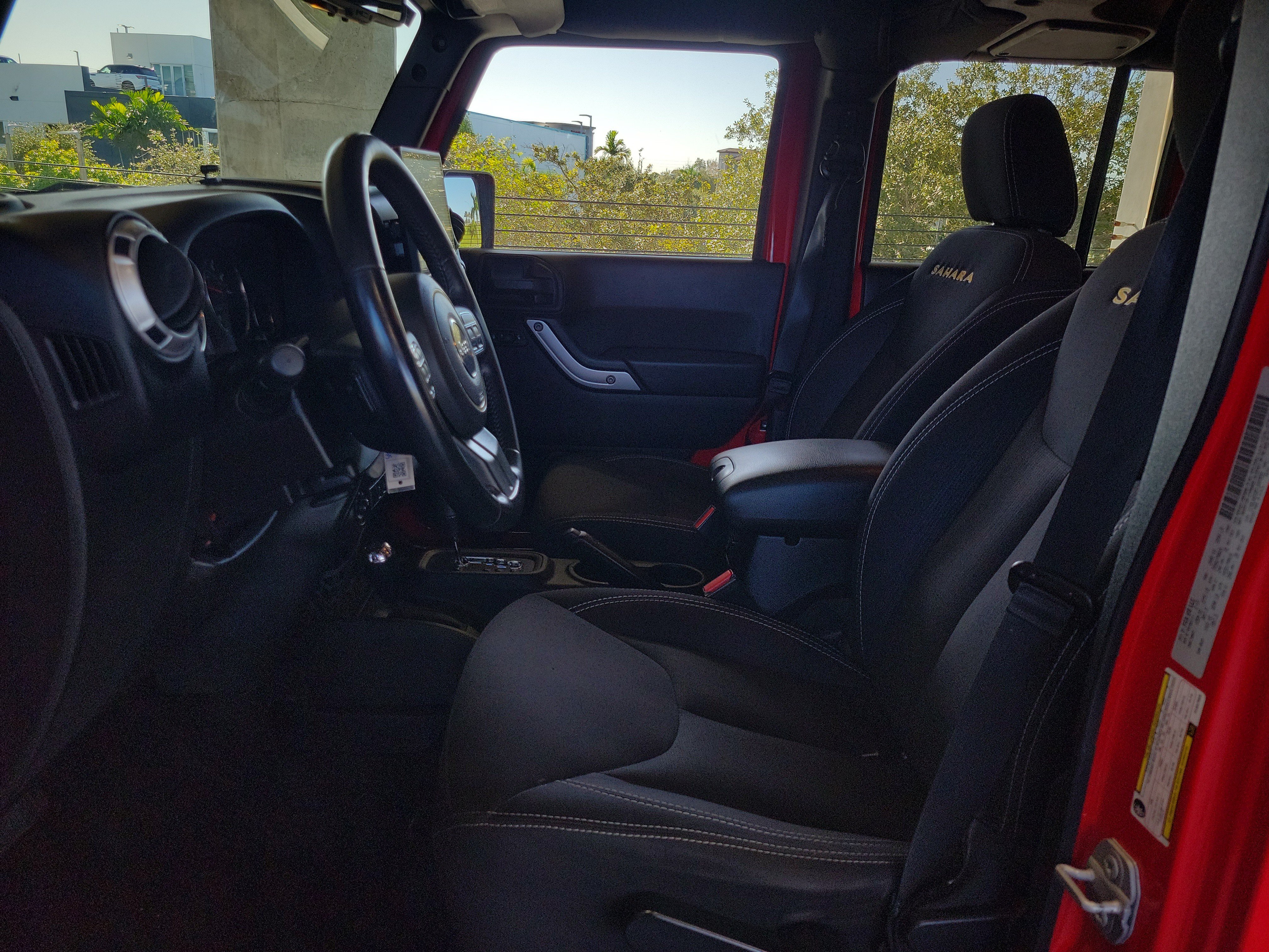 Used 2015 Jeep Wrangler Unlimited Sahara w/ Connectivity Group AWD/4WD image 18