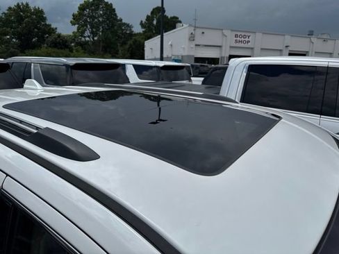 Used 2018 Jeep Grand Cherokee Overland AWD/4WD image 6