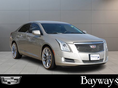 Used 2015 Cadillac XTS Luxury w/ Driver Awareness Package image 3