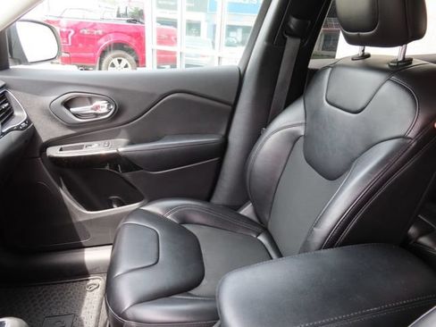Used 2019 Jeep Cherokee Latitude Plus AWD/4WD image 16
