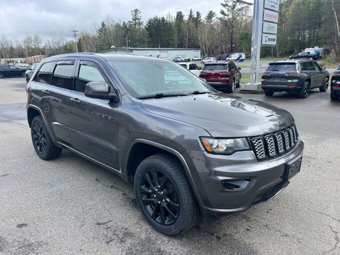 Used 2019 Jeep Grand Cherokee Altitude AWD/4WD image 3
