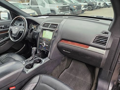 Used 2018 Ford Explorer Platinum image 36