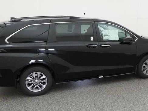 New 2026 Toyota Sienna XLE image 34