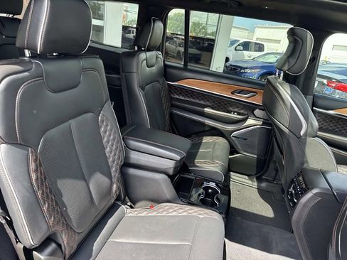 Used 2023 Jeep Grand Cherokee L Summit AWD/4WD image 10