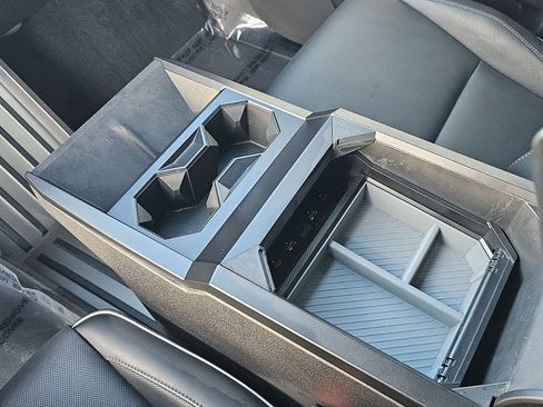 Used 2024 Tesla Cybertruck AWD Crew Cab image 29