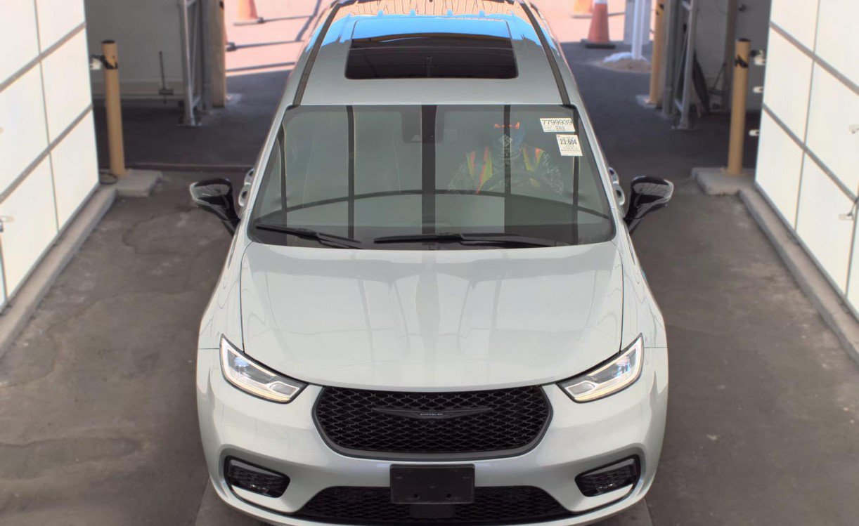 Used 2023 Chrysler Pacifica Limited w/ S Appearance Package FWD image 3